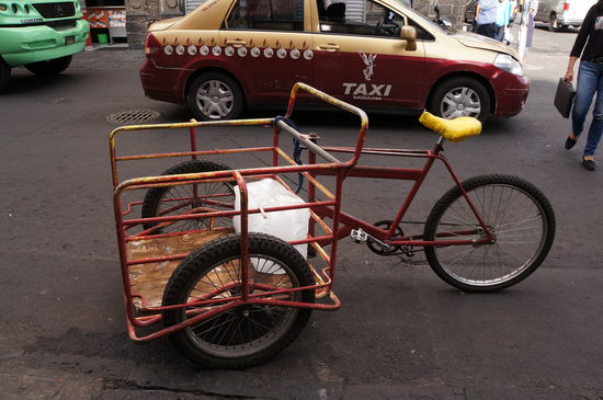 Morgendliche Eislieferung zur Kühlung der Getränke der Strassenstände
