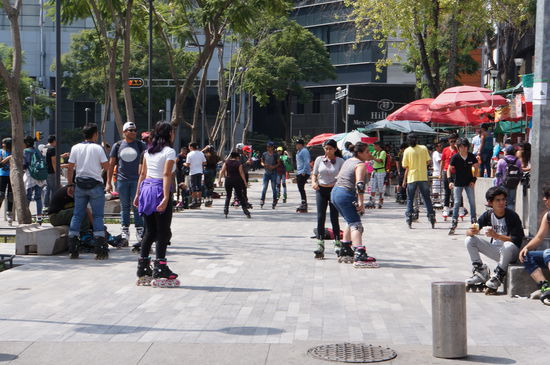 Samstagliches Inlineskaten, anscheinend die Lieblingsbeschäftigung der Jugendlichen hier