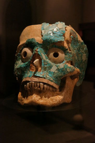 Totenkopf mit Türkisen