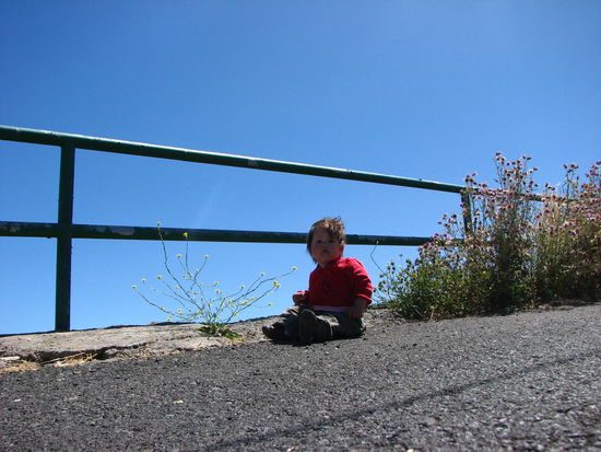 Kind am Wegesrand 
(sieht man hier auf Gomera öfter)