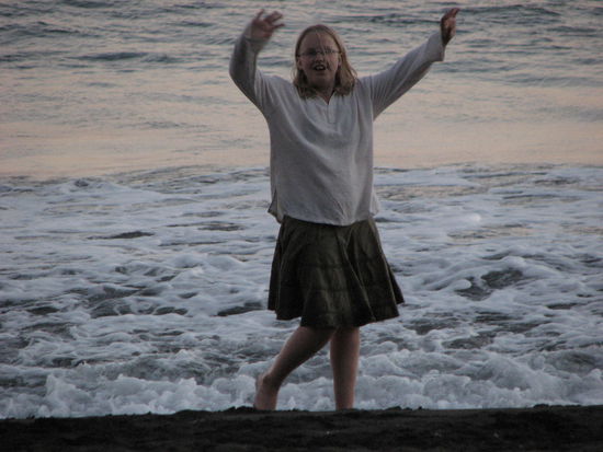 Tanzende Hippiefrau am Strand von La Playa