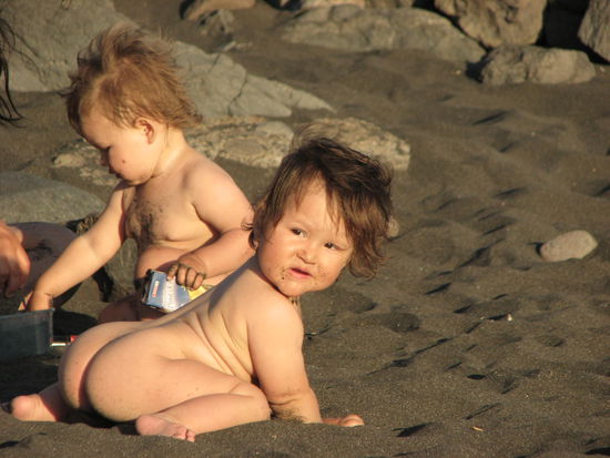 Lia und Yara am Strand. Das Interesse am Sonnenuntergang ist nur gering ausgeprägt.