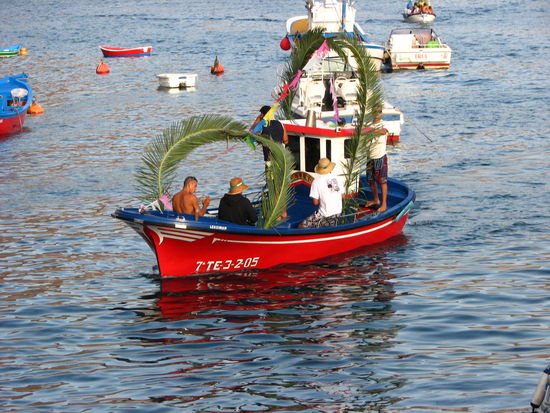 Zum Fest werden die Boote geschmückt.