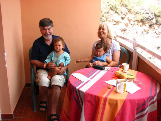 Zwillinge wirken harmonisierend! 
Es gibt nie Streitereien, wie:
"Los, gib mir auch mal das Kind!"