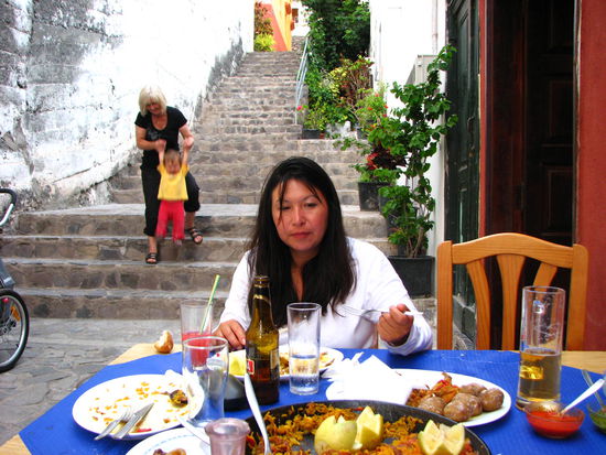 Während die Oma schufftet, lässt Lili es sich gut gehen und ißt.....
Fisch!