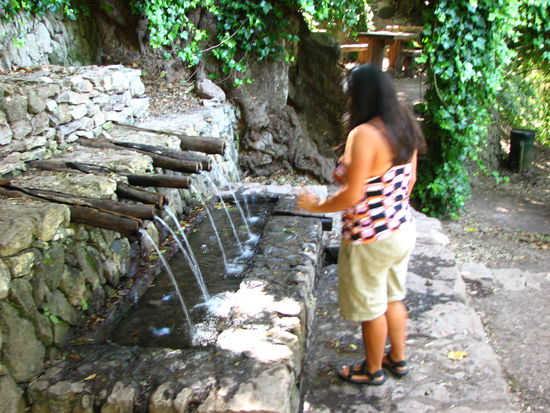 Lili in Chorros de Epina: Aus welcher Röhre trinke ich denn nun?