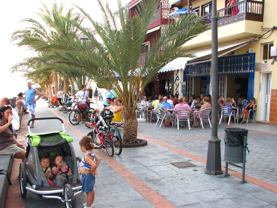Neben diesem Cafe hat Bello seine Apartementos.