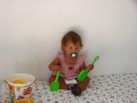 Lia sortiert Werkzeug.