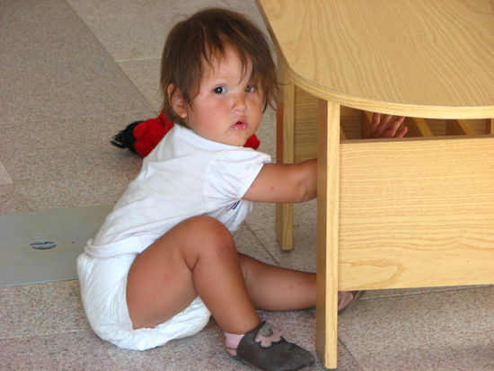 Yara untersucht die Qualität der zur Verfügung gestellten Möbelstücke.