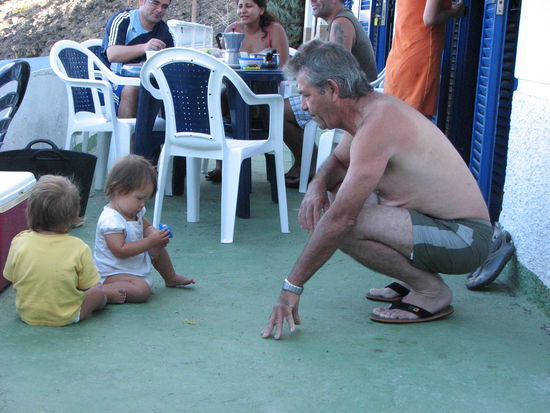 Der Ersatzopa. Anscheinend ist man noch distanziert. Aber das sollte sich bald ändern.