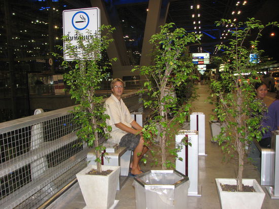 Flughafen Bangkok. Freiluftraucherzimmer