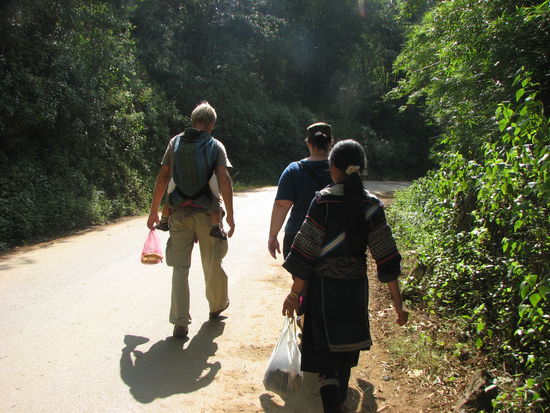 Elf km Wandern mit elf Kg auf dem Rücken in Begleitung von elf H`mong-Frauen. (Sind nicht alle auf dem Bild zu sehen.)