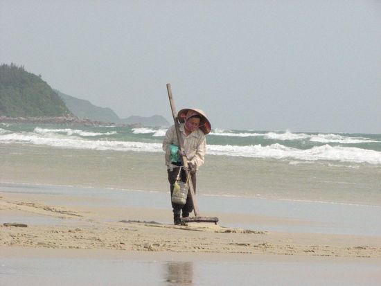 Muschelsammlerin auf Quan Lan
