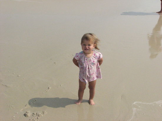 Lia freut sich über ihre neue große Sandkiste