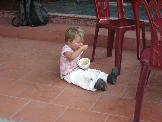 Lia kann schon alleine essen! Darf aber nur auf dem Boden essen, weil ihr die Schale öfter aus der Hand fällt.
