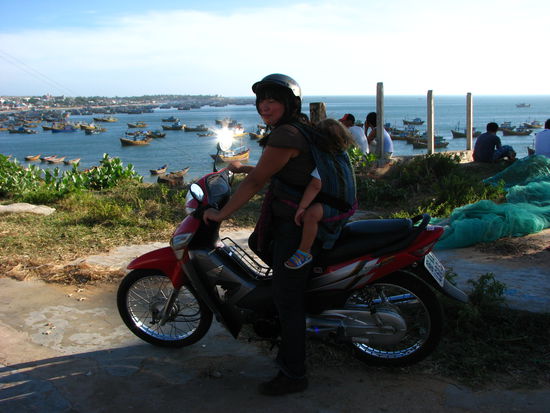 Lili und Yara auf dem Motorbike in Mui Ne