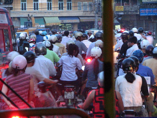 Saigon - Straßenverkehr aus dem Bus heraus fotografiert.