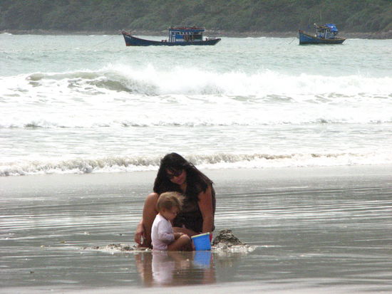 Lili und Lia beim Krebse ausbuddeln.