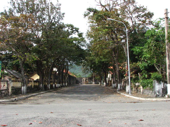 Straße in Con Dao-City. Man beachte den regen Straßenverkehr!