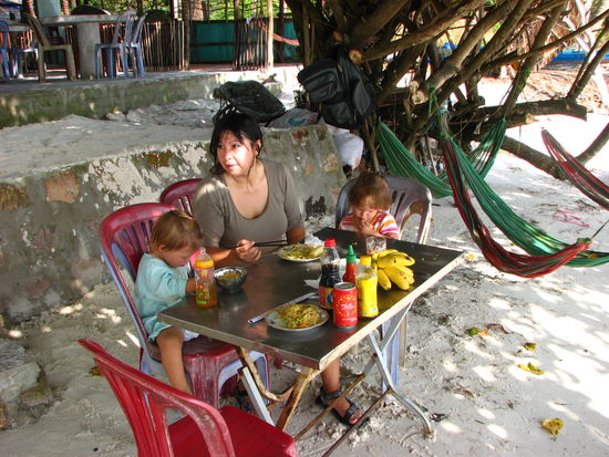 Lili und die Kinder beim Frühstück am Bey Sao-Strand