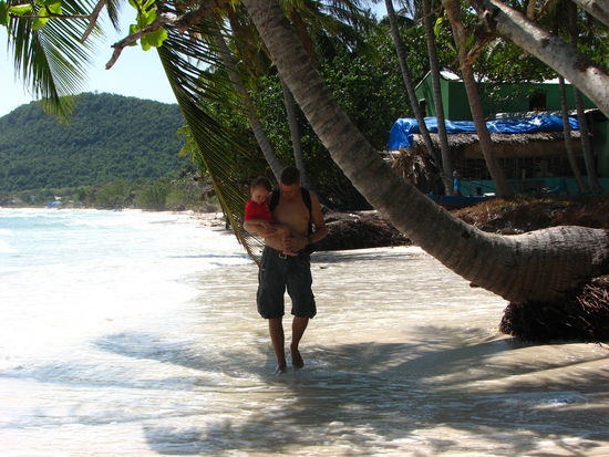 Yara will mal wieder nicht laufen am schönen Bey Sao-Strand