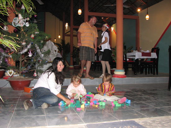 Die Kinder vertiefen sich ins Spielen und wir haben gleich eine ganze Stunde Zeit, in Ruhe zu essen.