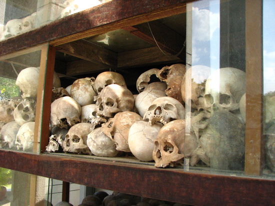 Choeung Ek  (Killing Fields)
Gedenkstätte mit den Schädeln der Opfer.