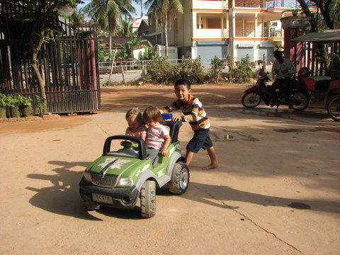 Kurz nach Ankunft in Siem Reap. Lia und Yara machen ihren Autofuehrerschein
