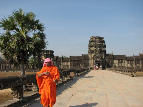 Angkor Wat Ein Moemch! Der muss natuerlich sofort rauf aufs Foto