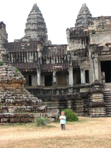 Angkor Wat. Lia vor dem Tempel.
