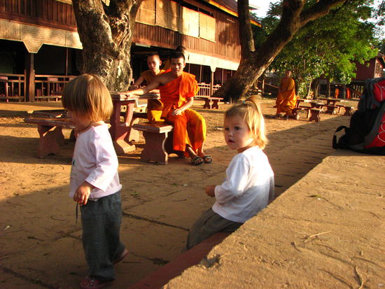 Lia, Yara und die Mönche in Pakxe.