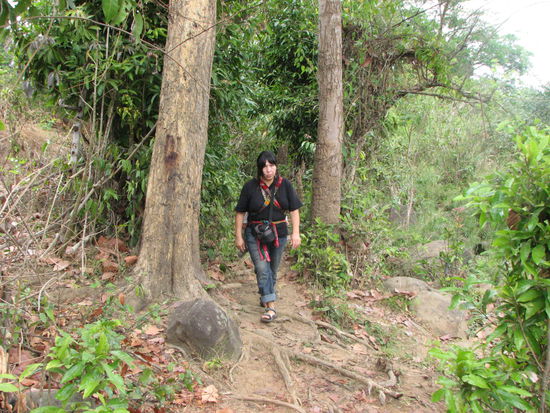 Einheimische mit Kind auf dem Rücken.