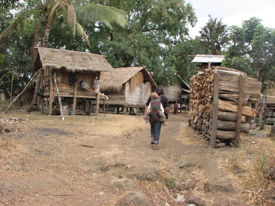 Einheimische mit Kind auf dem Rücken (Von hinten)