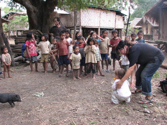 Dorfbesuch. Yara hat Angst vorm Schwein.