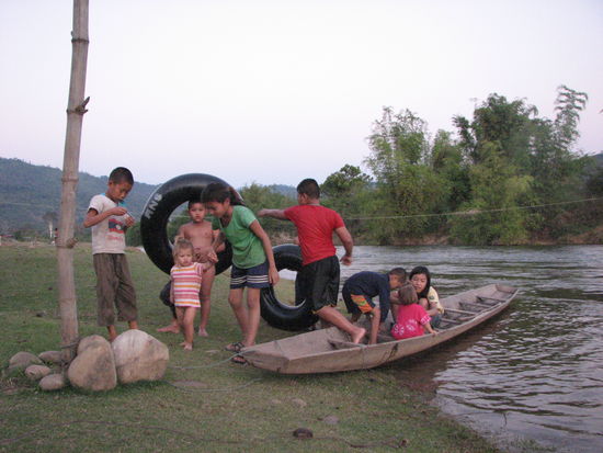 Lia und Yara wurden gleich von den anderen Kindern zum Spielen eingeladen.