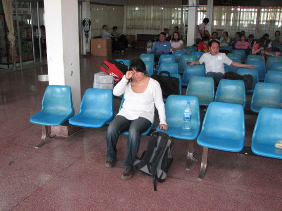 Frau ist noch müde. Sie hatte das Flugzeug noch nicht gesehen.