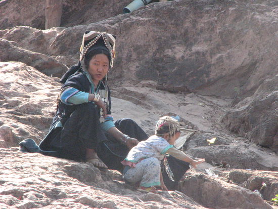 Hmongfrau mit Kind in Hat Sa.