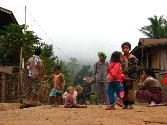 Lia und Yara malen auf der Straße in Muong Ngoi