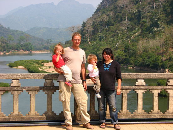 Familienfoto am Nam Ou in Nong Khiaw