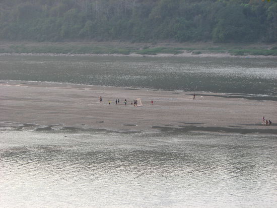 Fußballspielen auf dem Mekong