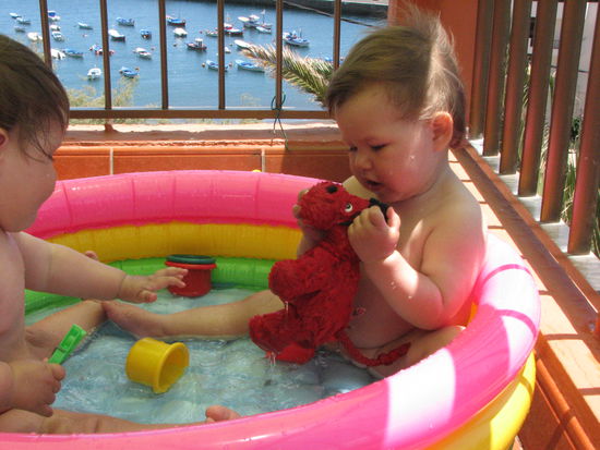 Lia drangsaliert mich. Ich verlor ein Büschel Haare. Ich habe Luftnot!