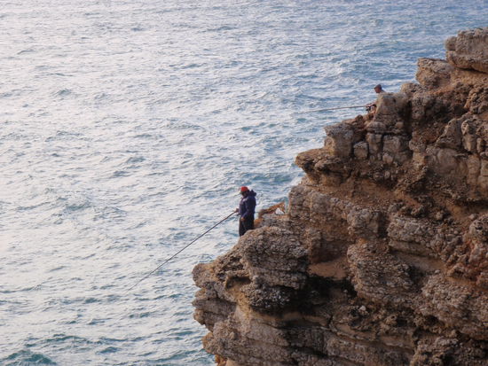 Wagemutige Klippenangler bei Sagres