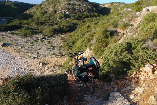 Laut Karte ein asphaltierter Fahrweg