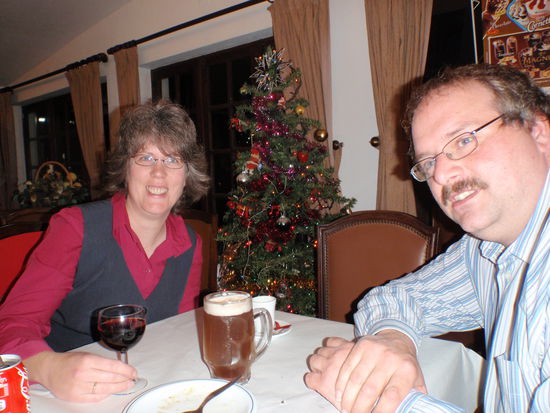 Der Stargast des Abends zwischen Miriam und Alvin.