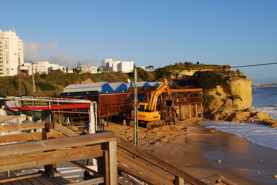 Die Strandbar mit  nun nicht mehr freitragender Terasse