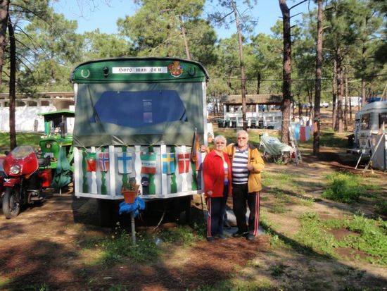 Meine "Retter" vor ihrem Wohnwagen