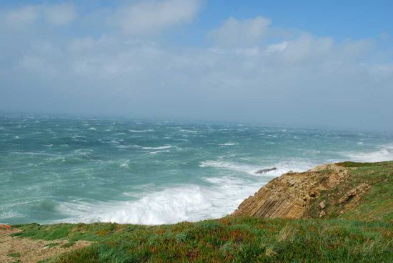 Das Meer bei 11 bft  Die Wellenkämme werden vom Wind zu Gischt  zerblassen die Luft schmeckt nach Salz.