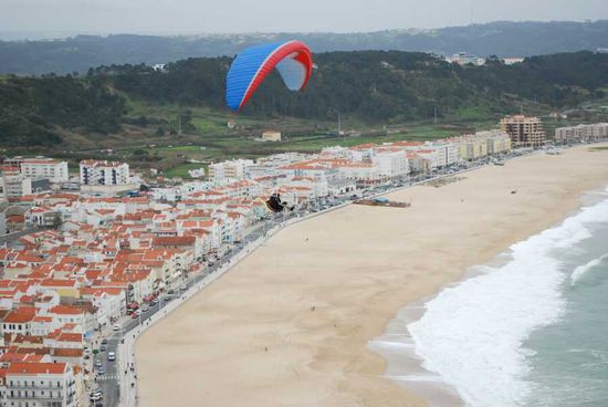 Blick auf den Menschenleeren Strand von  Nazare, im Sommer soll man den Sand vor lauter Menschenmassen nicht mehr sehen können