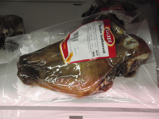 Ein Scharf, nicht mehr auf  dem Grün oder der Straße sondern in der Kühltheke