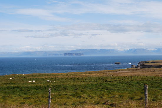 Blick von der Halbinsel Skagi auf die Vogelinsel Drangey